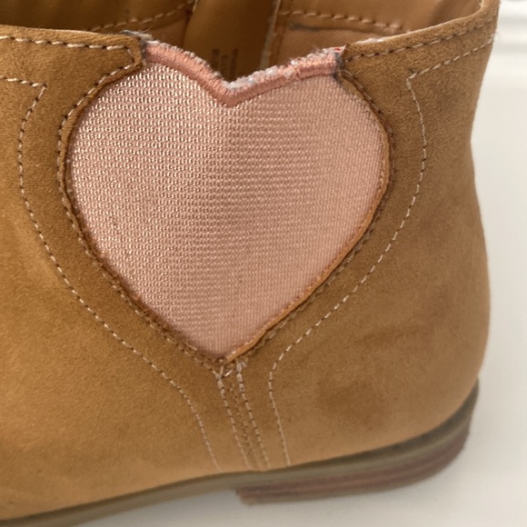 Toddler girl tan boots with cozy hat - Picture 3 of 4